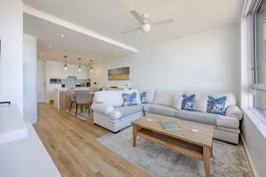 Køkken eller tekøkken på Luxury Beachfront-LaVista with Mountain & Ocean views