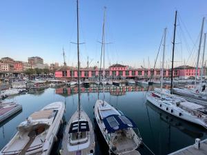 un grupo de barcos atracados en un puerto deportivo en HFA Morosini by the Sea parcheggio incluso, en Génova 21 fotos más