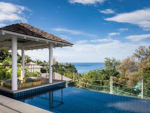 uma piscina com um gazebo e o oceano em Villa Sammasan by Elite Havens em Praia de Surin