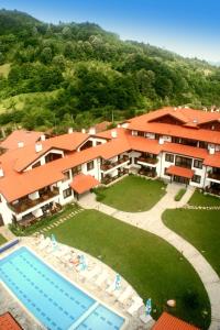 einen Luftblick auf ein Resort mit einem Pool in der Unterkunft Spa Hotel Planinata in Ribarica