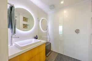 Et badeværelse på Luxury Beachfront-LaVista with Mountain & Ocean views + 37 billeder