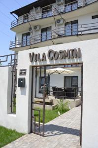 コスティネシュティにあるVila Cosminのコスクンを読む看板のある建物