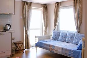 ポモリエにあるBeach Apartment MELINAの小さなベッドルーム(ベッド1台、窓2つ付)が備わります。