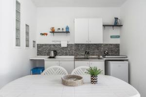 Kuchyň nebo kuchyňský kout v ubytování Syrios Suites No 2 + 15 fotografií