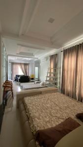 una grande camera con due letti e una scala di abneina pro homestay a Brassan