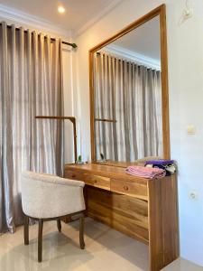 tavolo da trucco con specchio e sedia di abneina pro homestay a Brassan Altre 76 foto