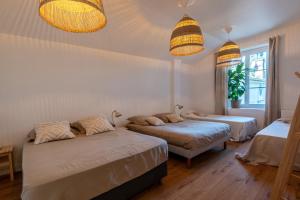 two beds in a room with two lamps at La roche étoilée - Jacuzzi in Vienne