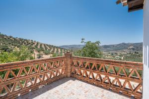 una valla de madera con montañas en el fondo en El Ventorro, en Granada