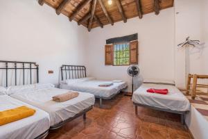 Habitación con 3 camas y ventilador. en El Ventorro, en Granada 26 fotos más