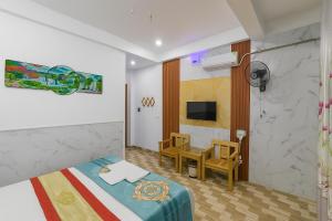 a hotel room with a bed and a tv at Nhà Nghỉ Thu Hằng 1 in Hà Ðông +8 photos