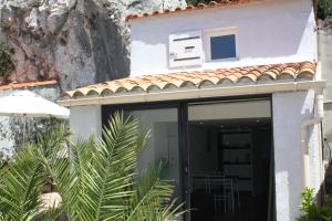 Το κτήριο όπου στεγάζεται  η παραθεριστική κατοικία