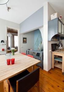 une cuisine et une salle à manger avec une table en bois dans l'établissement 3 Bedroom, 2 Bathroom Fully Equipped House, à Istanbul