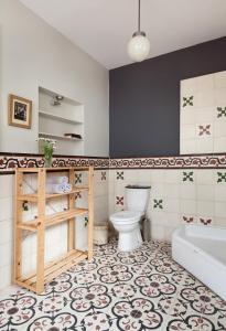 une salle de bain avec toilettes, baignoire et lavabo dans l'établissement 3 Bedroom, 2 Bathroom Fully Equipped House, à Istanbul