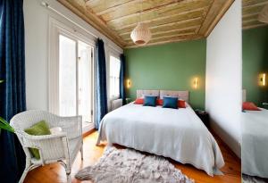 une chambre avec un lit blanc et un mur vert dans l'établissement 3 Bedroom, 2 Bathroom Fully Equipped House, à Istanbul