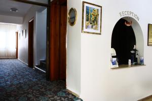 um corredor de um quarto de hotel com um corredor em Arya Hotel em Cesme
