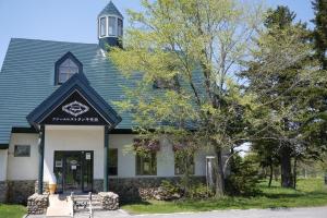 美瑛町にあるFarm Stay Chiyoda-Saraの塔を持つ教会