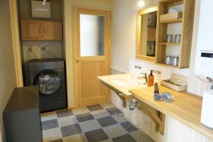 美瑛町にあるFarm Stay Chiyoda-Saraのキッチン(洗濯機、乾燥機付) +17枚の写真