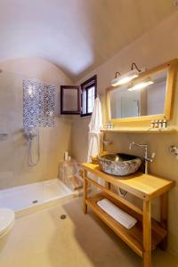 een badkamer met een wastafel en een ligbad bij Villa dei Ciottoli in Rhodos-stad