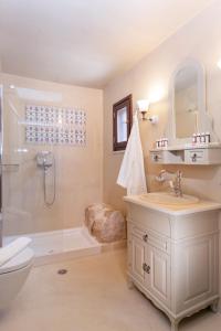 een badkamer met een wastafel en een douche bij Villa dei Ciottoli in Rhodos-stad +40 foto's