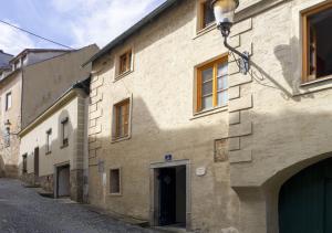a building with a street light on the side of it at Historisches Schiffmeisterhaus im Zentrum in Melk