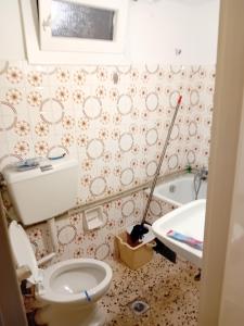 Ένα μπάνιο στο Larry house