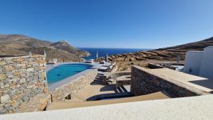 a villa with a swimming pool and the ocean at Pentanemi Folegandros in Ano Meria