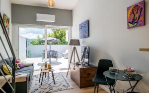 Χώρος καθιστικού στο LA SUITE terrasse, wifi,parking,clim
