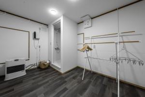 Zimmer mit einer weißen Wand und einer Tafel in der Unterkunft King Deer in Higashikawa + 86 Fotos