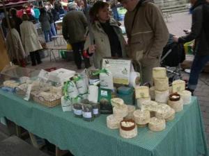 una tavola con formaggio e altri prodotti di Maison accueillante à Landos, 55 m², cheminée a Landos