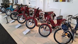 een groep motorfietsen tentoongesteld in een kamer bij Amicii apartman in Makó