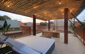weranda z hamakiem na tarasie ze światłami w obiekcie Villa Casa Turtle Sanur 3 Bedrooms Pool Villa w mieście Sanur