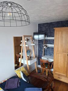 Habitación con baño con lavabo y estante. en Marina View South Facing Balcony Sunny Apartment, en East Cowes