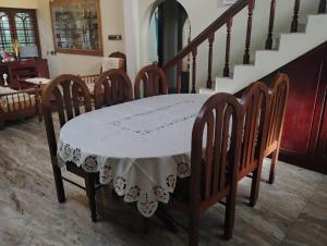 een tafel met een wit tafelkleed erop bij Villa De Amore in Alleppey