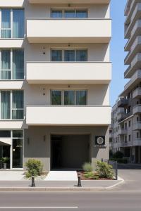 ブカレストにあるCentral Suitesの駐車場が目の前にある建物