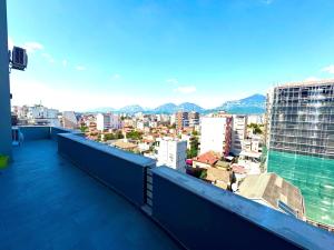 ein Balkon mit Blick auf die Stadt in der Unterkunft Luxurious & Spacious Old Bazaar Apartment in Tirana