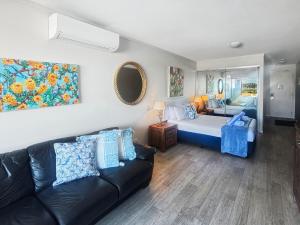 Ένα ή περισσότερα κρεβάτια σε δωμάτιο στο Blue on Blue Studio Room 1272