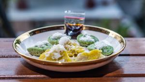 Φαγητό σε αυτό το δωμάτιο σε οικογενειακή κατοικία ή κάπου εκεί κοντά