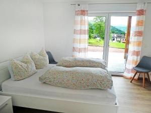 Postel nebo postele na pokoji v ubytování Rotbauernhof - Ferienwohnung Talblick