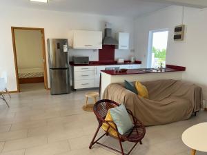 een keuken en een woonkamer met een bank bij Moon Flower, Pereybere in Grand Baie