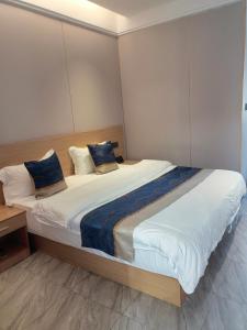 Postel nebo postele na pokoji v ubytování 广东酒店 GuangDong Hotel
