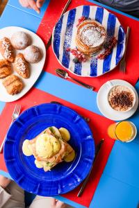 einen blauen Tisch mit Frühstücksteller in der Unterkunft Palazzo Gargiulo Luxury in Sorrent + 5 Fotos