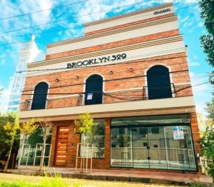 a brick building with a sign on top of it at Studio Central Todo Planejado com Ar Condicionado in Bagé