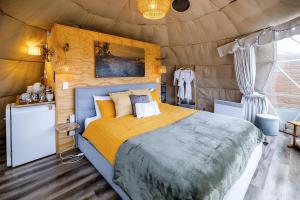 Postel nebo postele na pokoji v ubytování Domescapes in the Vines, a Unique Vineyard Escape, Tasmania, Australia