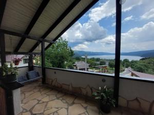 a balcony with a view of a lake at Casa David in Gura Hangului