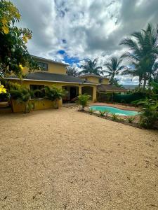 Piscina de la sau aproape de Villa de la Montagne