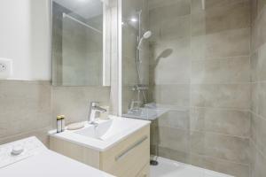 a bathroom with a sink and a shower at Studio COSY - 2P - Boulogne Billancourt in Boulogne-Billancourt +7 photos