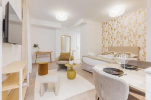 a living room with a bed and a dining room at Studio COSY - 2P - Boulogne Billancourt in Boulogne-Billancourt