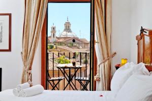 ローマにあるテラッツェ ナヴォーナのベッドルーム1室(ベッド1台付)が備わります。バルコニーの景色を望めます。