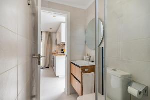 une salle de bain avec toilettes, lavabo et miroir dans l'établissement Splendid penthouse with terrace in the center of Puerto de la Cruz, à Puerto de la Cruz 57 autres photos