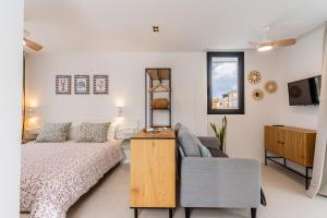 un salon avec un lit et un canapé dans l'établissement Splendid penthouse with terrace in the center of Puerto de la Cruz, à Puerto de la Cruz